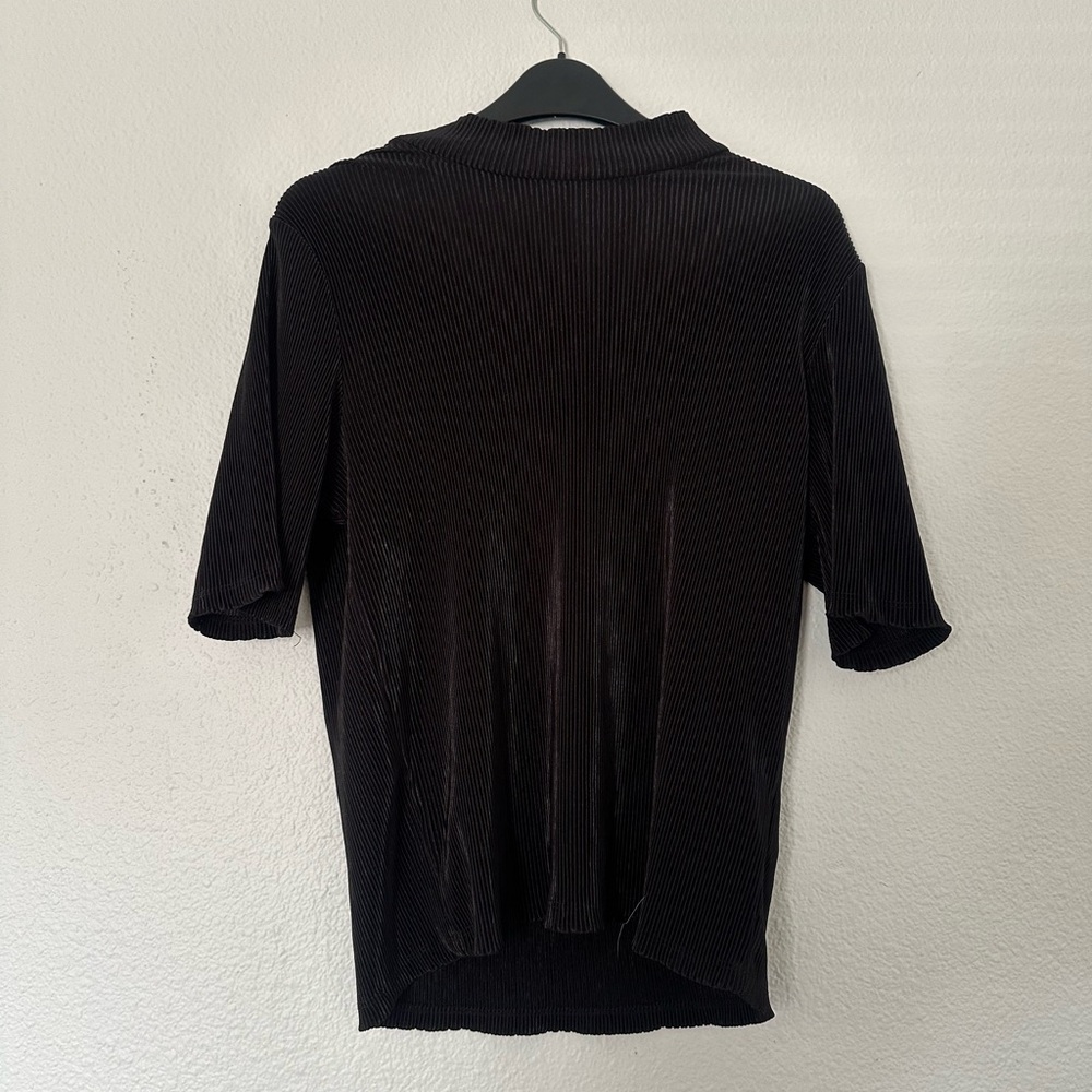 Monki short sleeve high neck ribbed top in black - Picture 5 of 7